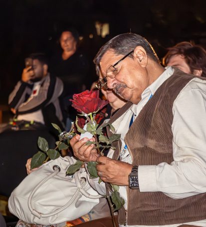 Trandafiri roșii cu mesaj în limba rromani